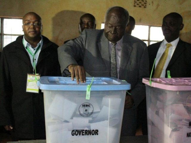 Former Presidents Kibaki, Moi Join Other Kenyans in Voting