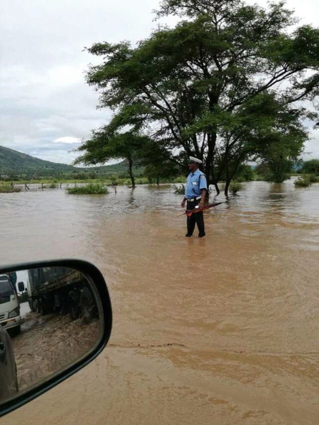 Kenyan Cop Spotted Commanding Traffic in a Flooded Road Hailed