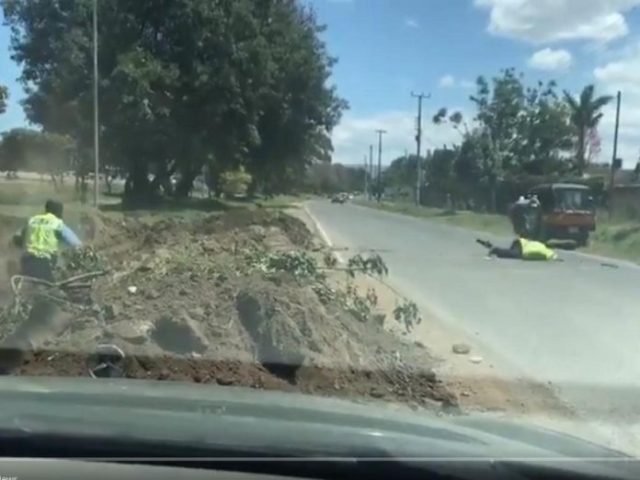 Video of Tuk Tuk Driver Hurling Stones at Two Kenyan Traffic Police Officers Goes Viral Online