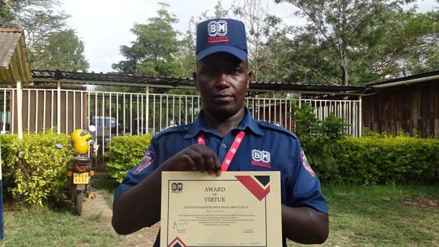 Honest Kenyan Security Guard Honored for Returning Bag Containing Sh103,000, iPhone and 3 Cheques