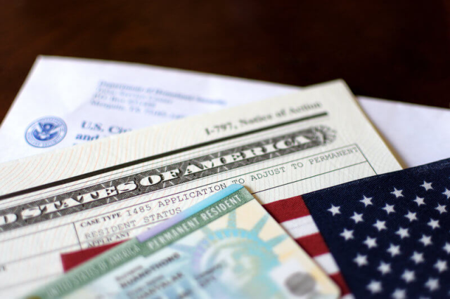 USCIS Updates Policy to Automatically Extend Green Cards for Naturalization Applicants