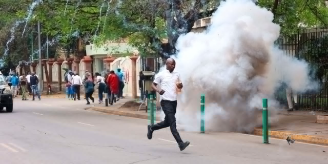 Nairobi Police Detain Lectures Before Parliament March